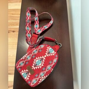WRANGLER SOUTHWESTERN ALL-OVER AZTEC PRINT SLING BAG